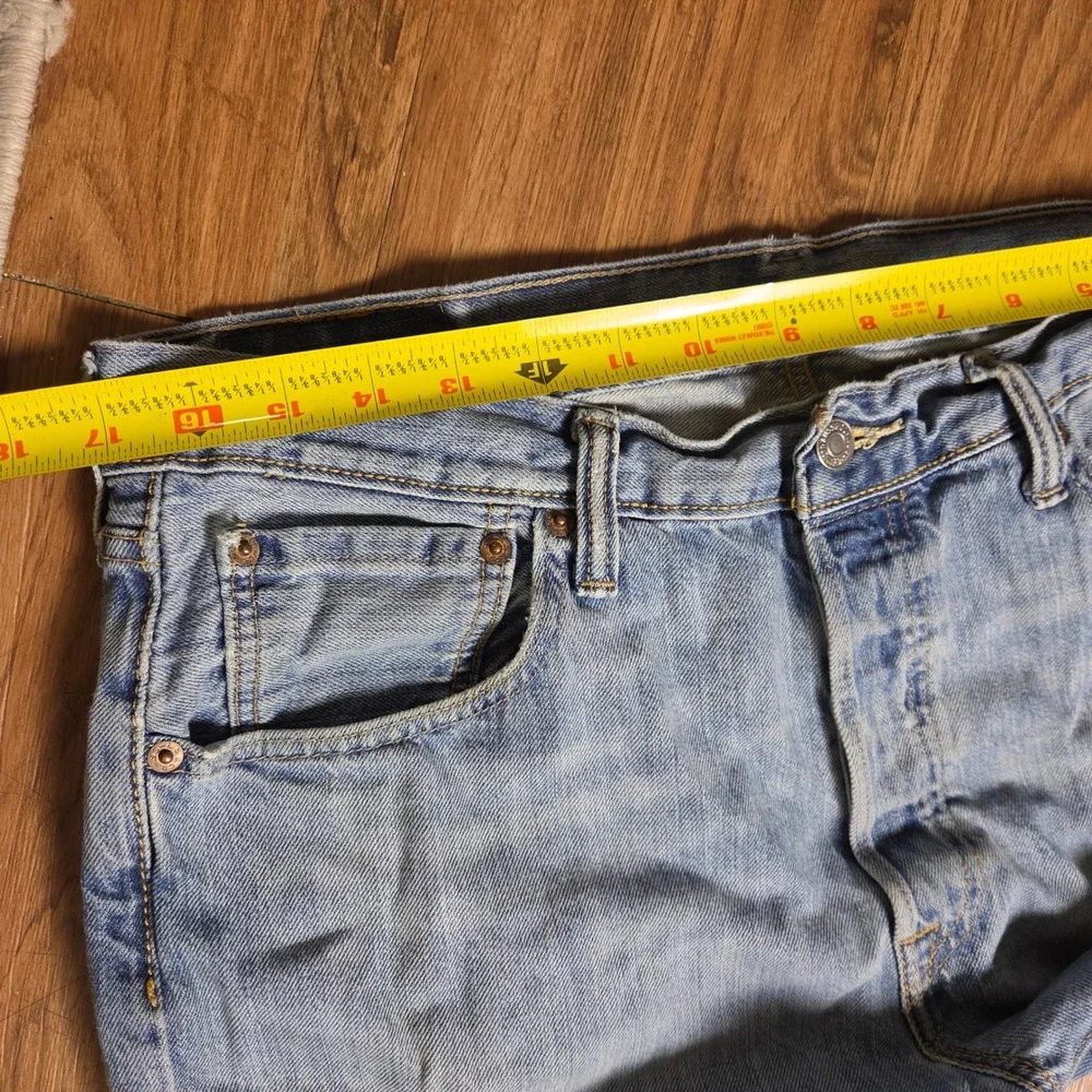 Levi's 501 Original Fit Jeans Straight Leg 34x32 Light Wash Classic Normcore